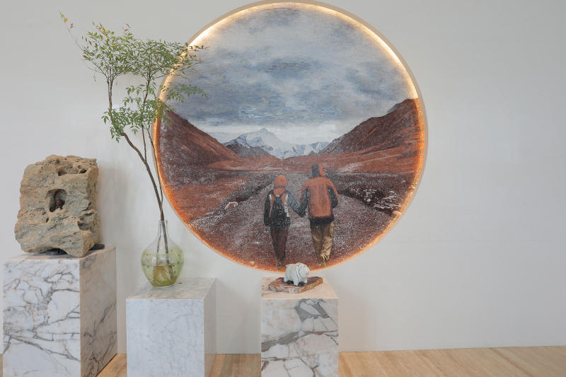 アート展示スタンドと大理石の絵画